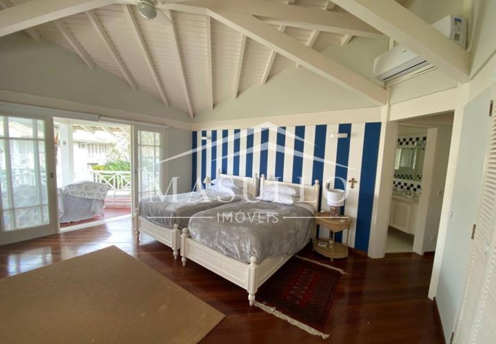 Casa à venda em condomínio pé na areia em maresias