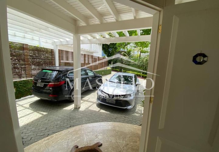 Casa à venda em condomínio pé na areia em maresias