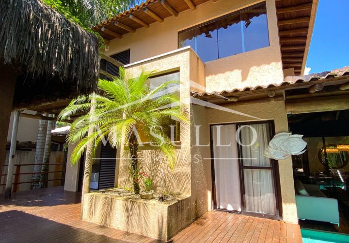 Casa a venda em condomínio fechado na Praia de Maresias