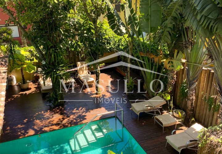 Casa a venda em condomínio fechado na Praia de Maresias