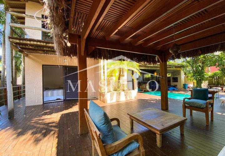 Casa a venda em condomínio fechado na Praia de Maresias