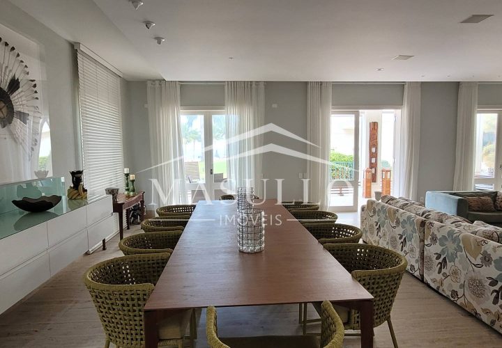 Casa à venda em condomínio pé na areia em maresias