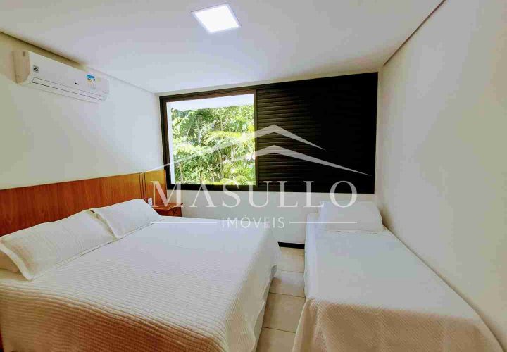 Casa a venda em condomínio pé na areia em Maresias