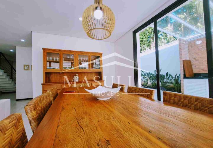 Casa a venda em condomínio pé na areia em Maresias