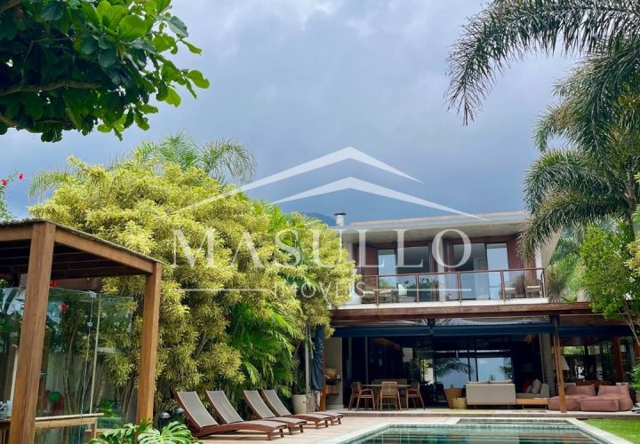 Casa pé na areia a venda na praia de maresias