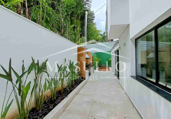 Casa a venda em condomínio pé na areia em Maresias
