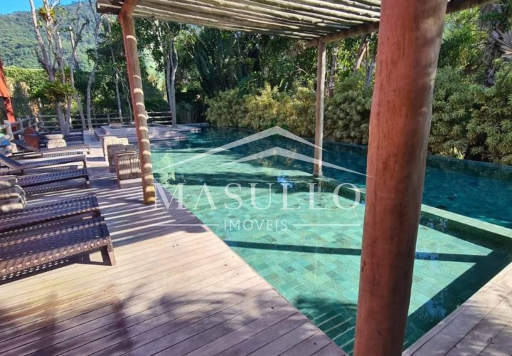 Casa a venda em condomínio fechado na Praia de Maresias