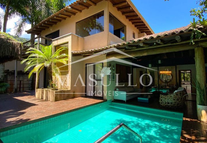Casa a venda em condomínio fechado na Praia de Maresias