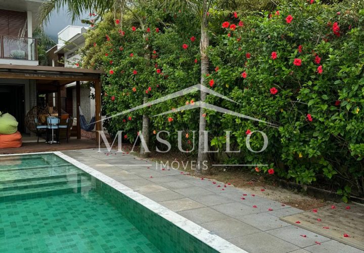 Casa pé na areia a venda na Praia de Maresias