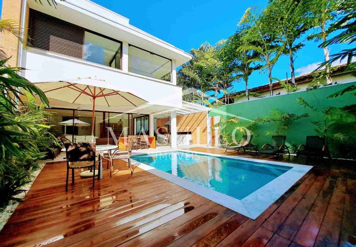 Casa a venda em condomínio pé na areia em Maresias