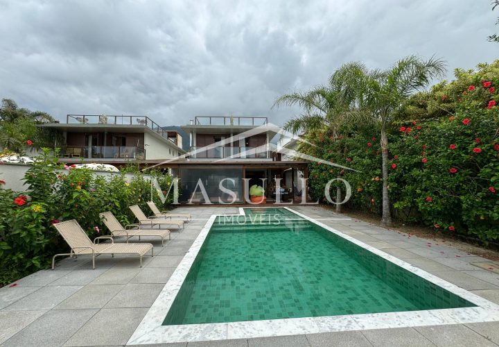 Casa pé na areia a venda na Praia de Maresias