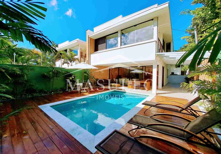 Casa a venda em condomínio pé na areia em Maresias