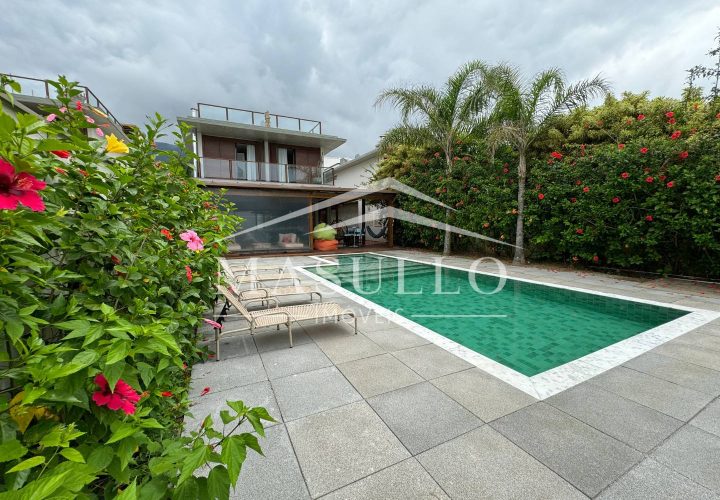Casa pé na areia a venda na Praia de Maresias