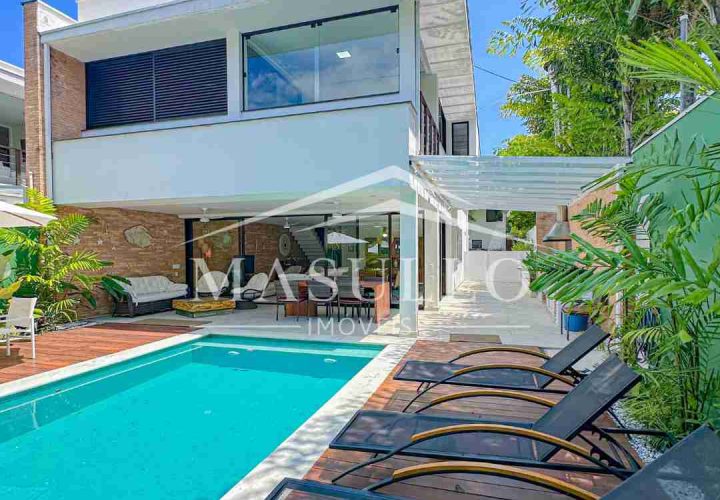 Casa a venda em condomínio pé na areia em Maresias