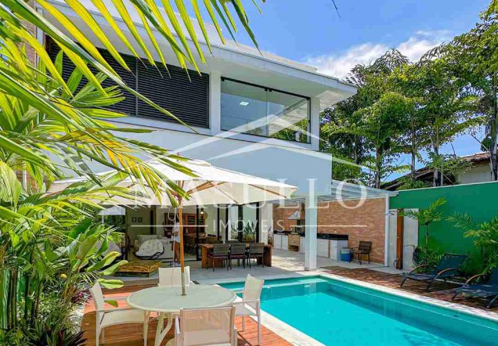 Casa a venda em condomínio pé na areia em Maresias