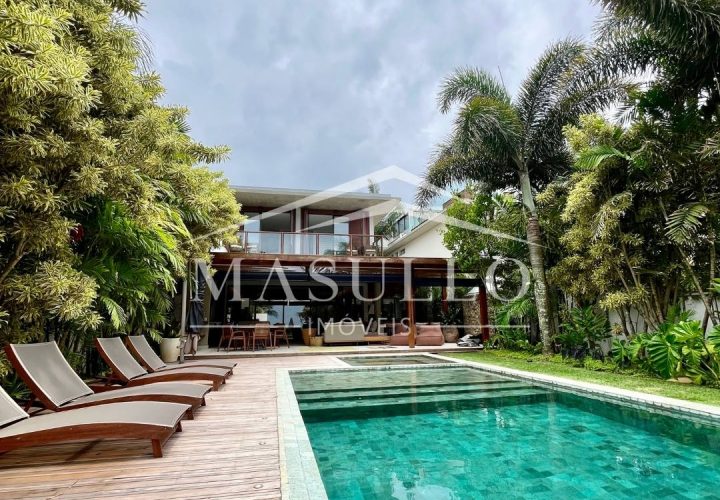 Casa pé na areia a venda na praia de maresias