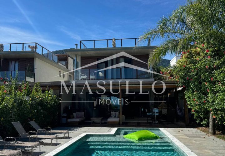 Casa pé na areia à venda na Praia de Maresias