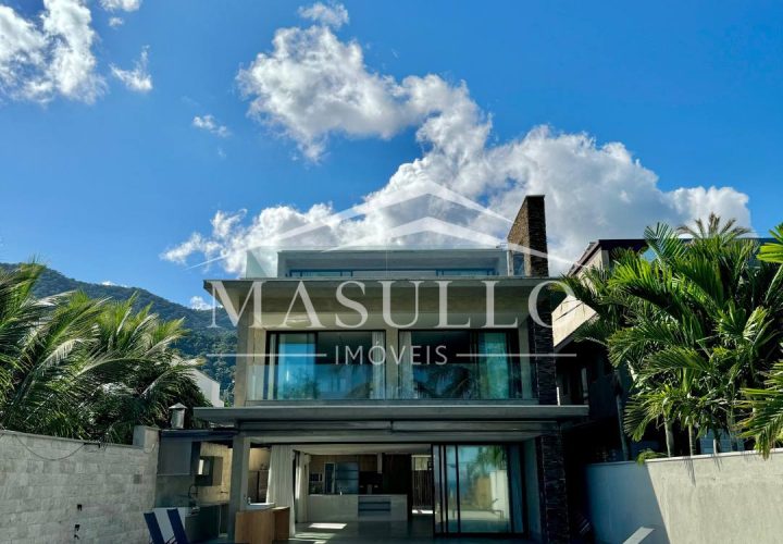 Casa pé na areia a venda na praia de maresias