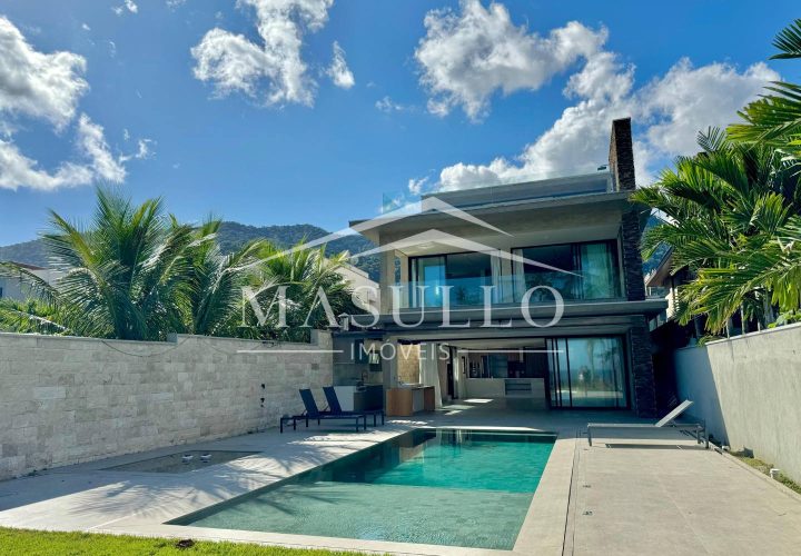 Casa pé na areia a venda na praia de maresias