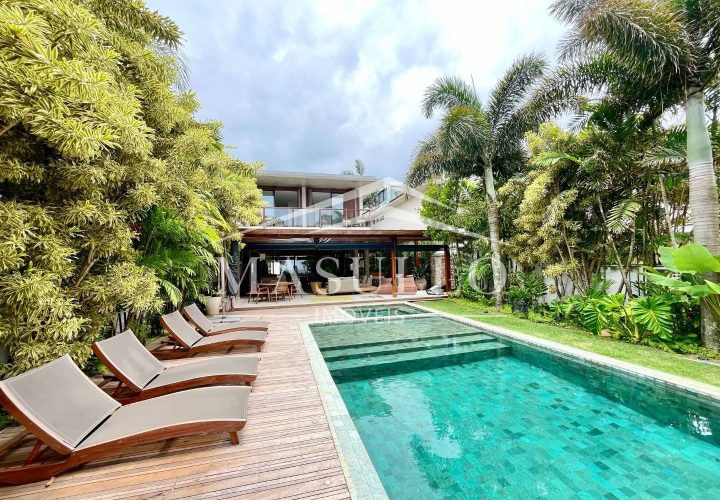 Casa pé na areia a venda na praia de maresias