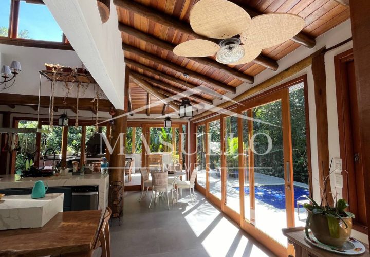 Casa com 4 suítes em condomínio fechado à venda na Praia de Maresias