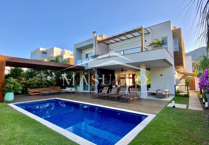 Casa em condomínio pé na areia a venda na Praia de Maresias