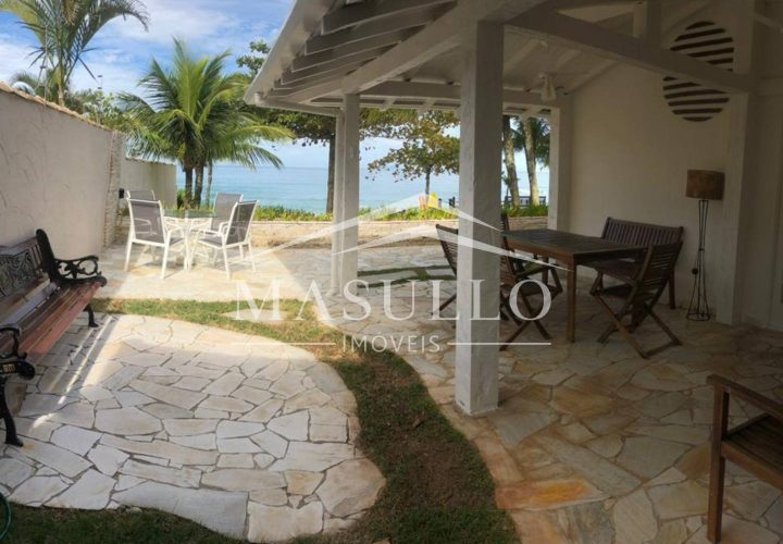Casa à venda em condomínio pé na areia em maresias