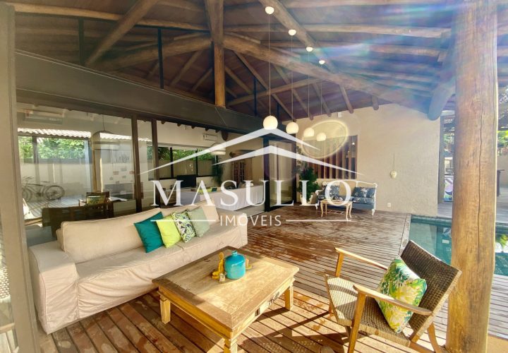 Casa a venda com seis quartos em Condominio fechado Maresias
