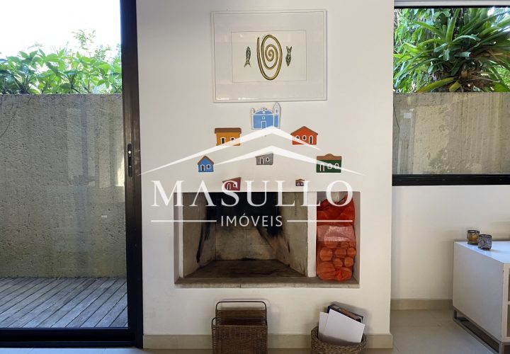 Casa a venda com seis quartos em Condominio fechado Maresias